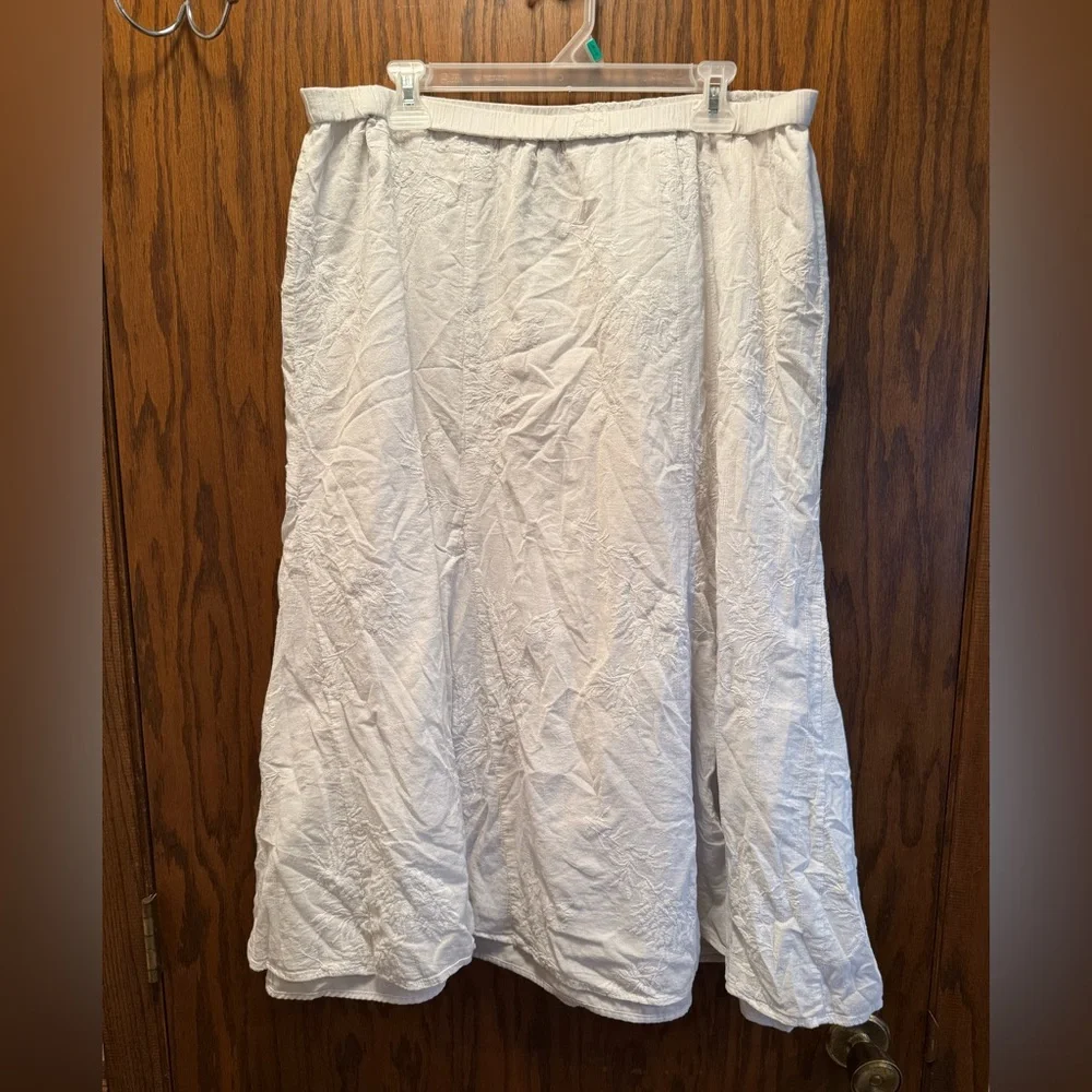 Elegant White Women's Skirt with Embroidery